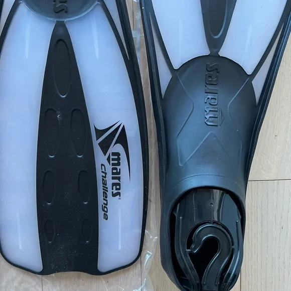 NWT bundle of snorkeling gear including fins US7.5/8, mask and the scuba tube - Picture 3 of 12